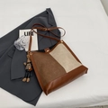Bolso tote de retales marrón y beige con colgante de conejo y correa ajustable - Marrón