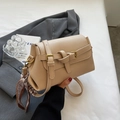 Klassische beige Umhängetasche aus genarbtem Leder mit goldener Schließe und Seidenschal - Gebrochenes Weiß