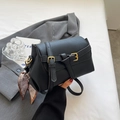 Klassische schwarze Umhängetasche aus genarbtem Leder mit goldener Schnalle und Schal - Schwarz
