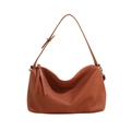 Bolso hobo minimalista marrón con rayas, correa ajustable y detalles plateados - Marrón