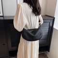 Bolso de hombro media luna negro con textura de lichi y hebilla de metal dorado - Negro