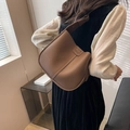Borsa a secchiello in pelle martellata marrone con tracolla larga per un look minimal - caffè