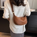 Bolso de hombro media luna en cuero marrón con correa ajustable y detalles dorados - café