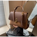 Borsa a mano marrone bicolore in pelle liscia e scamosciata con fibbia metallica a forma di U - Marrone