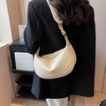 Elegante bolso bandolera de media luna blanco roto en cuero granulado con hebilla dorada - Blanco Roto