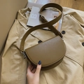 Bolso silla de montar verde oliva en cuero mate con correa ancha y ajustable - Caqui