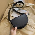 Bolso de hombro tipo montura en cuero negro con correa ancha y acabado mate suave - Negro