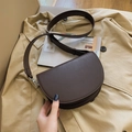 Bolso de hombro marrón oscuro de cuero granulado con hebilla de plata - Marrón