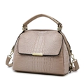 Elegante borsa a mano beige con motivo a coccodrillo, manico e dettagli dorati - Borsa Singola Bianco Sporco