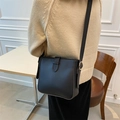 Schicke schwarze Leder-Beuteltasche für Damen mit goldener Hardware und Gurt - Schwarz