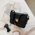 Bolso bandolera clásico de cuero negro con hebilla dorada y correa ajustable - Negro