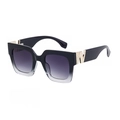 Quadratische Sonnenbrille mit schwarzem Farbverlauf und goldenen W-Applikationen - C2 Verlauf Schwarz zu Grau
