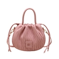 Borsa a secchiello rosa a pieghe matelassé con coulisse e dettagli in metallo dorato - Rosa