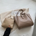 Grande borsa tote in ecopelle marrone e beige con pochette interna e piedini protettivi - Cachi