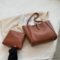 Grande borsa tote marrone caramello con pochette coordinata su sfondo in tessuto bianco - Giallo Senape