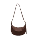 Bolso de hombro retro marrón oscuro en forma de media luna de cuero sintético - Marrón