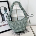 Sac sous l'aisselle vert sauge plissé et bouffant avec texture gaufrée et forme de lune - Gris clair