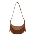 Bolso medialuna marrón caramelo con correa ajustable y textura de cuero refinada - Marrón Amarillento