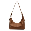 Borsa hobo vintage marrone in pelle lucida con tracolla regolabile e fibbie in ottone - Marrone