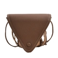 Borsa a tracolla triangolare in pelle marrone scuro con patta e trama martellata - Marrone