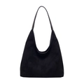 Borsa hobo minimalista in camoscio nero opaco con ampia tracolla su fondo bianco - Nero