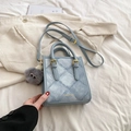Piccola borsa a mano azzurra trapuntata con ciondolo in peluche e tracolla sottile - Blu