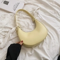 Borsa a spalla minimalista a mezzaluna giallo pallido in pelle di alta qualità liscia - Giallo