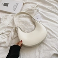 Borsa a spalla minimalista beige a mezzaluna in PU liscio con tracolla larga - Bianco