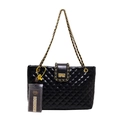 Große schwarze gesteppte Shopper-Tasche mit goldener Kette und Drehverschluss auf Weiß - Schwarz
