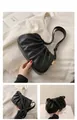 Gros plan sur le sac nuage plissé noir avec boucle carrée dorée et bandoulière réglable - Noir