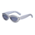 Occhiali da sole cat-eye argento con lenti grigio scuro in stile futuristico Y2K - Argento (C8 Montatura Argento Mercurio Bianco)