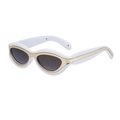 Occhiali da sole cat eye Y2K con montatura bianca, dettagli dorati e lenti grigie - Bianco (C7 Oro Bianco Doppio Grigio)
