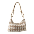 Bolso de cuadros marrón y crema con correa de cuero anudada sobre un fondo de color blanco - Caqui