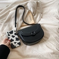 Minimalistische schwarze Satteltasche aus glänzendem Leder mit Retro-Schnallendetail - Schwarz