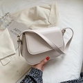 Minimalistische crèmewitte leren crossbodytas met klep en een slanke schouderband - Wit