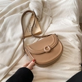 Minimalistische beige Satteltasche aus glattem PU-Leder mit runder Zierschnalle - Braun