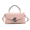 Mini borsa a tracolla rosa con manico di perle e fibbia argento su sfondo bianco - Rosa