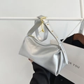 Bolso bandolera plateado metalizado con correa ancha ajustable y herrajes dorados - Plateado