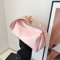 Bolso de hombro en cuero mate rosa con correa ancha ajustable y detalles dorados - Rosa