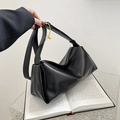 Bolso de hombro minimalista de cuero PU negro con logo dorado y correa ajustable - Negro