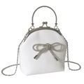 Elegante weiße Clutch mit funkelnder Kristallschleife und silbernem Metallgriff - Weiß