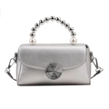 Mini borsa a tracolla argento con manico in perle di lusso e fibbia rotonda in metallo - Argento