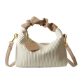 Elegante bolso bandolera plisado en tela crema con asa fruncida caqui sobre fondo blanco - Blanco