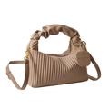 Bolso beige fruncido con asa tipo scrunchie y detalle de cadena dorada vista 45 grados - Caqui