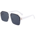 Occhiali da sole rétro oversize con montatura bianca, lenti grigie e borchie dorate - Bianco Montatura Oro Lenti Grigie (C10)