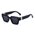 Lunettes de soleil carrées noires à la mode avec détail métallique H doré sur la branche - Monture Noir Brillant Verres Gris (C8)