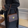 Retro donkerbruine leren crossbodytas voorzien van een gepolijste gouden gesp - koffiekleur