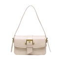 Bolso bandolera vintage color crema con textura de piel fina y hebilla dorada - Blanco Roto