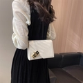 Borsa a tracolla bianca minimalista con patta asimmetrica e chiusura a catena oro - Bianco