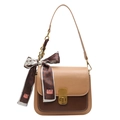 Bolso bandolera de moda en tonos marrones con hebilla dorada y pañuelo de seda decorativo - Caqui